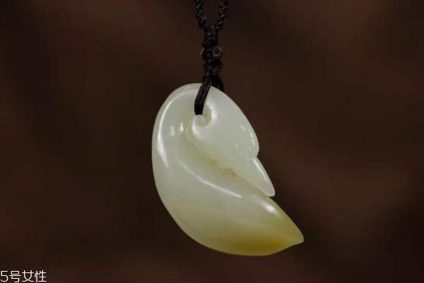 和田玉和翡翠哪个好 带你认识它们 和田玉和翡翠哪个好 带你认识它们