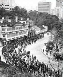 ​1980年，这是一群从内地逃到香港的人，在排队领香...