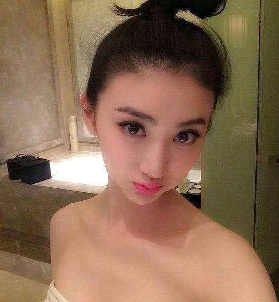 景甜微博晒出浴照,却被发现早已与张继科同居