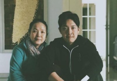 ​吕丽萍31岁儿子近照曝光长相帅气 五官和爸爸张丰毅越来越像