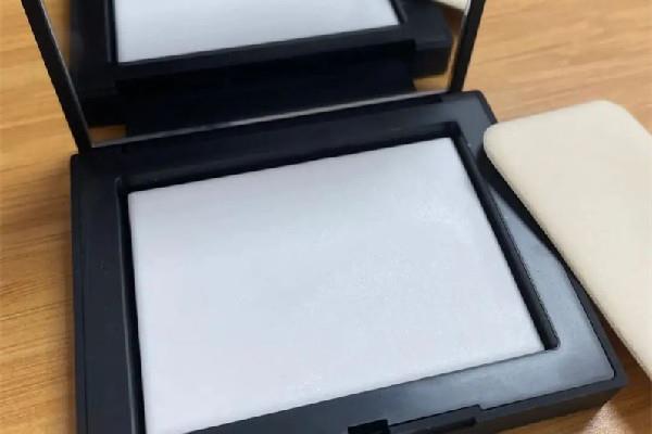 nars大白饼可以当粉底用吗 nars大白饼可以补妆吗