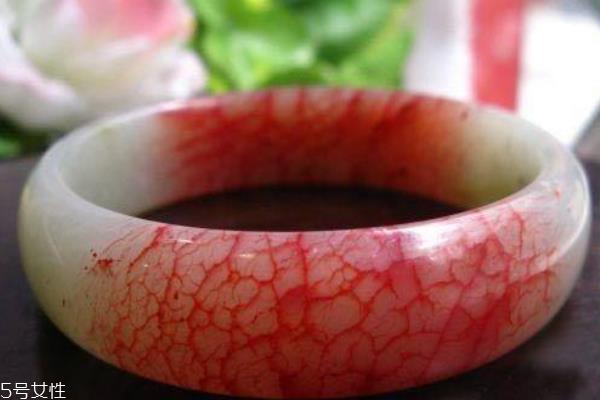 凤血玉手镯一般多少钱 价格很高昂