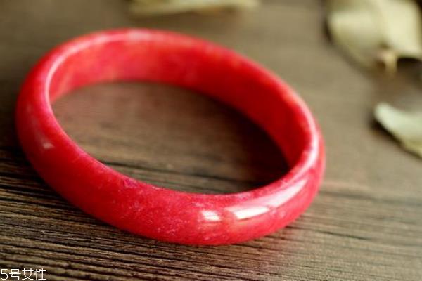 凤血玉手镯一般多少钱 价格很高昂