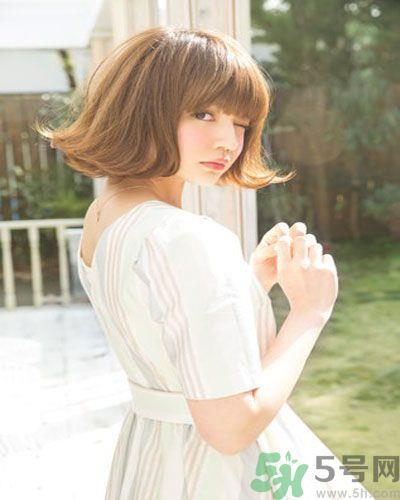 发尾往外翘怎么办?3秒让你成为时尚可爱的外卷造型