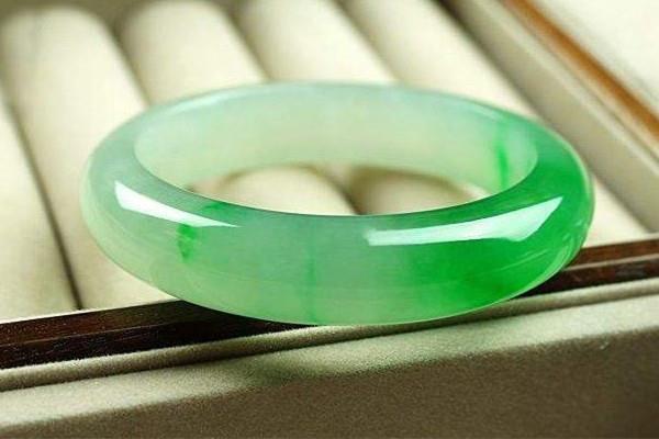 玉镯子睡觉的时候要摘下来吗 玉镯子要一直戴着吗 玉镯子睡觉的时候要摘下来吗 玉镯子要一直戴着吗