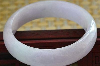 ​玉镯子睡觉的时候要摘下来吗 玉镯子要一直戴着吗