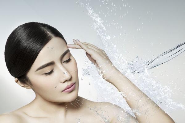 脸干痒用什么补水 皮肤缺水会有什么感觉 脸干痒用什么补水 皮肤缺水会有什么感觉