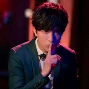 ​薛之谦罕见与妻子同框，高磊鑫产后恢复火辣身材，高颜值让人咋舌