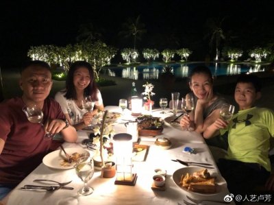 ​卢芳晒全家福为老公胡军庆生 16岁女儿身材堪比超模