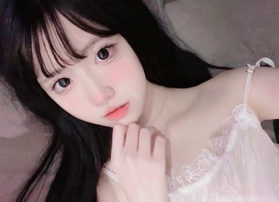 ​理发师给顾客剃冰墩墩头