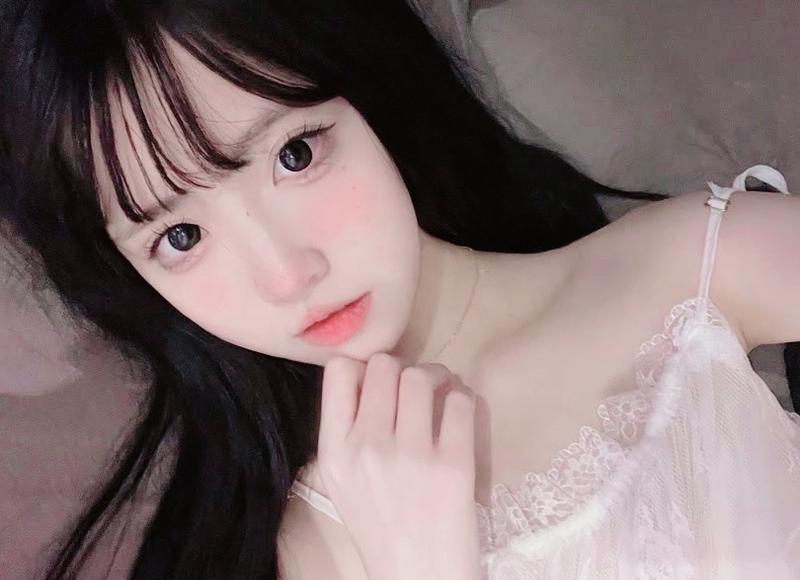 理发师给顾客剃冰墩墩头